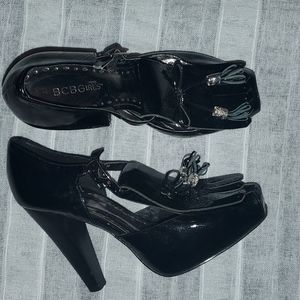 🔥Steven Madden 1 of kind patent leather peek toe with platform heel sandal.